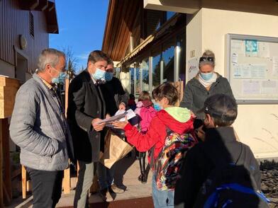 Valberg - Remise de 2 masques réutilisables aux élèves de Valberg Valberg - Remise de 2 masques réutilisables aux élèves de Valberg