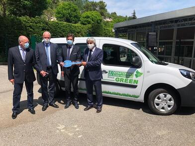 Remise d'un véhicule électrique au collège des Baous à Saint-Jeannet Remise d'un véhicule électrique au collège des Baous à Saint-Jeannet