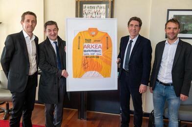 Charles Ange Ginésy reçoit le maillot jaune du Tour des Alpes-Maritimes et du Var Charles Ange Ginésy reçoit le maillot jaune du Tour des Alpes-Maritimes et du Var