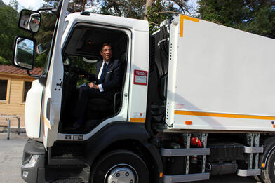 Puget-Théniers – Un nouveau camion benne pour la collecte des déchets d'Alpes d'Azur Puget-Théniers – Un nouveau camion benne pour la collecte des déchets d'Alpes d'Azur