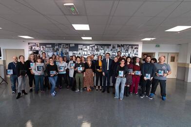 Remise 53 tablettes numériques aux professeurs du collège La Sine de Vence. Remise 53 tablettes numériques aux professeurs du collège La Sine de Vence.