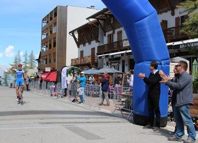 Le vainqueur de ce GP Cycliste franchissant la ligne d'arrivée. Le vainqueur de ce GP Cycliste franchissant la ligne d'arrivée.