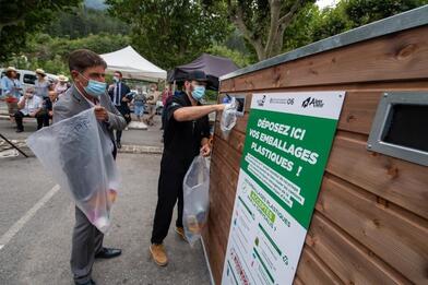 Puget-Théniers - Présentation des camions bennes qui roulent grâce aux déchets plastiques Puget-Théniers - Présentation des camions bennes qui roulent grâce aux déchets plastiques