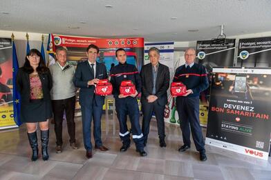Remise de trois défibrillateurs « Trainer » au SDIS 06 par l'association 20. 000 vies Remise de trois défibrillateurs « Trainer » au SDIS 06 par l'association 20. 000 vies