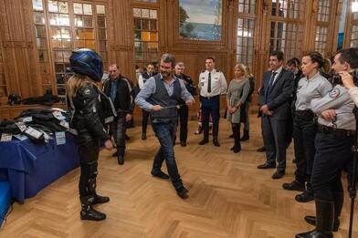 Remise des gilets air-bag aux 10 motocyclistes lauréats du programme de sensibilisation de la sécurité routière « courbes et trajectoires » Remise des gilets air-bag aux 10 motocyclistes lauréats du programme de sensibilisation de la sécurité routière « courbes et trajectoires »