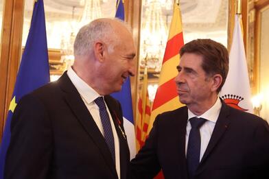 Cérémonie de remise des insignes de Chevalier de l'Ordre national de la Légion d'honneur à Jean-Paul David Cérémonie de remise des insignes de Chevalier de l'Ordre national de la Légion d'honneur à Jean-Paul David