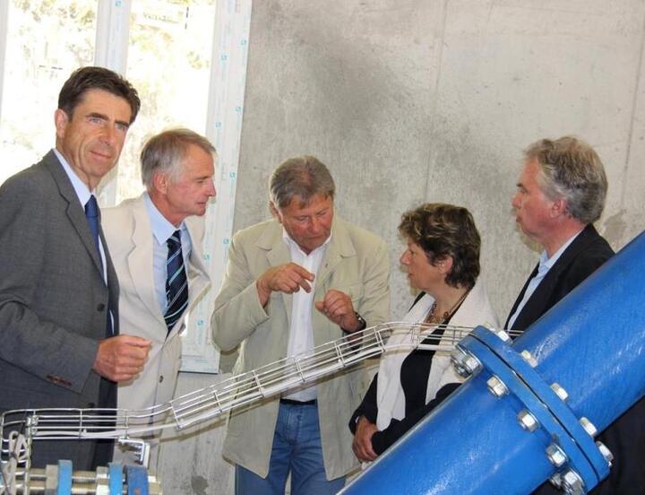 Pierre Flipo expliquant le fonctionnement de la microcentrale aux élus