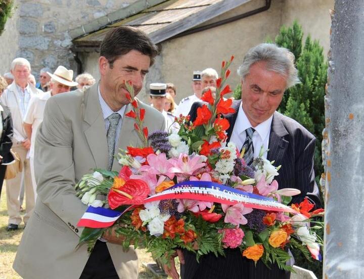 Dépôt de gerbe au monument aux morts