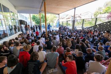 Installation d'un distributeur de protections périodiques au collège Auguste-Blanqui de Puget-Théniers Installation d'un distributeur de protections périodiques au collège Auguste-Blanqui de Puget-Théniers