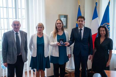 Remise de la médaille du Département à Madame Quemener Remise de la médaille du Département à Madame Quemener